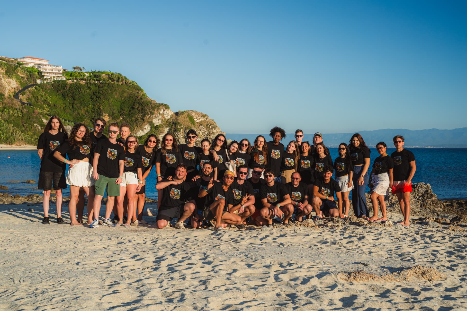 Foto di gruppo dei partecipanti sulla spiaggia